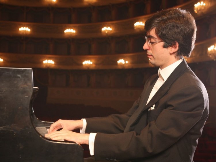 Gianluca Cascioli (Piano, Conductor) - Short Biography